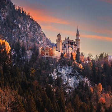 Le château de Neuschwanstein illuminé au coucher du soleil en automne