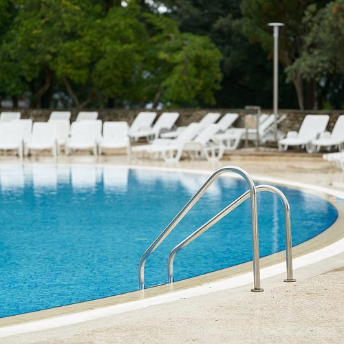 Zwembad in een hotelcomplex