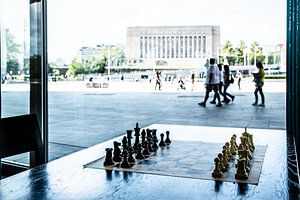 Échecs dans la bibliothèque donnant sur la place Kansalaistori