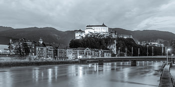 Kufstein in Tirol bei Nacht - monochrom