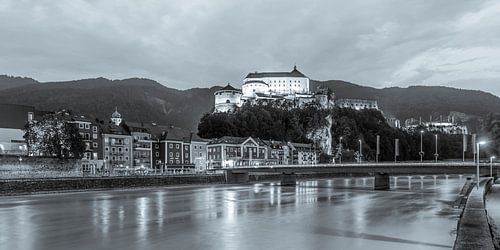 Kufstein in Tirol bij nacht - monochroom