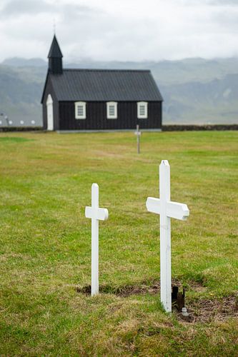 Zwarte kerk, witte kruizen