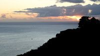 Pente fortement inclinée avec la mer en arrière-plan au coucher du soleil