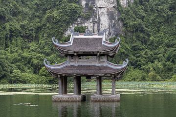 Drijvende tempel in Trang An Nihn binh van Sander Groenendijk