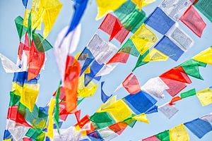 Drapeaux de prière flottants au Népal.