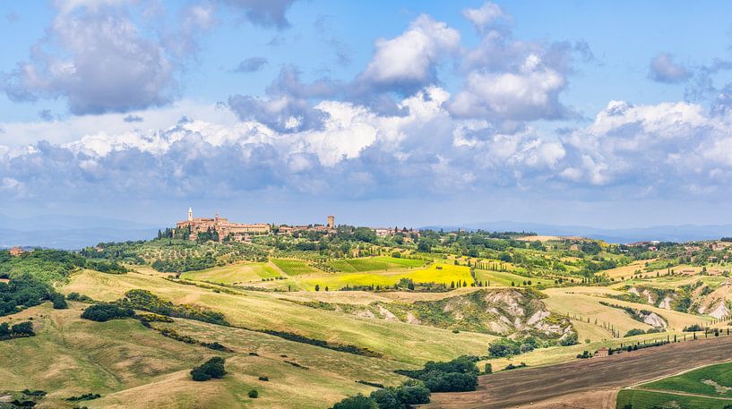 Tuscany landscape with Pienza by eric van der eijk
