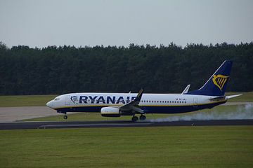 Landing Boeing 737 op Eindhoven Airport van tiny brok