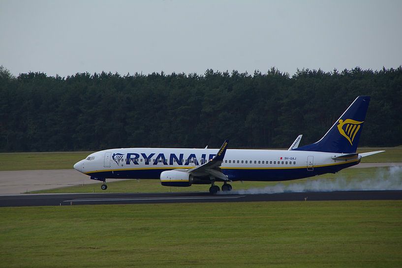 Landing of Boeing 737 at Eindhoven Airport by tiny brok