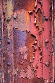 Pièce de construction en fer, usée par les intempéries et la rouille. sur Marjolein Zijlstra