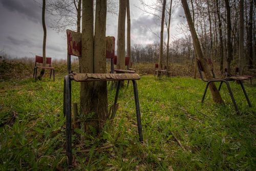 Verlaten Stoelen In Het Landschap   (475779)
