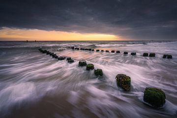 Tosende Wellen am Strand von Zoutelande von Thom Brouwer