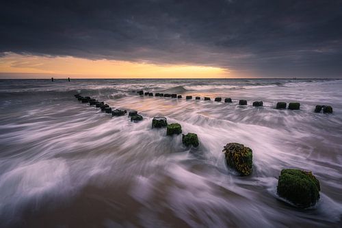 Woeste golven aan het strand van Zoutelande