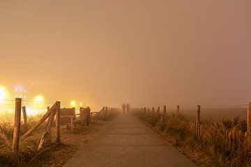 Foggy lane sur Kees Korbee