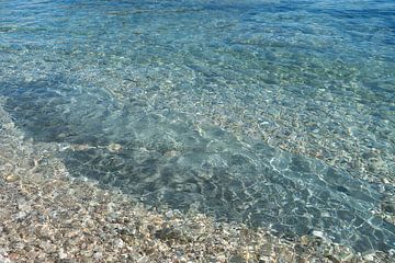 Helder water en stenen in een mediterrane baai