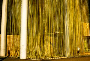 Goldene Fadenwand – urbane Installation mit Skater