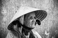 Oude vrouw vietnam van Manon Ruitenberg thumbnail
