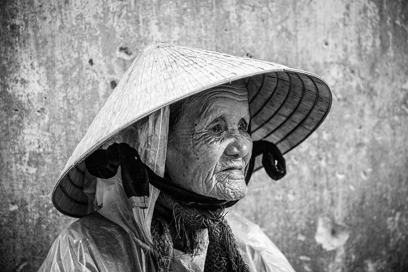 Oude vrouw vietnam van Manon Ruitenberg
