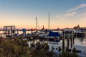 Blick über die Warnow auf die Hansestadt Rostock am Abend
