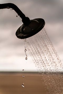 Showers on the beach by Stephan Zaun