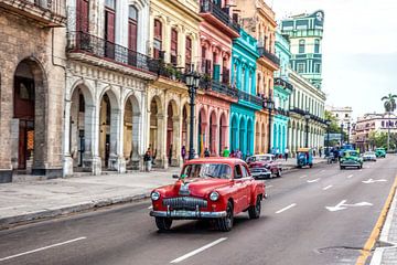 Oldtimer classic car in Cuba in het centrum van Havana. One2expose Wout kok Photography. 
