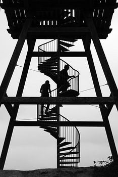 Silhouetten auf dem Wachturm in den Afferdener Dünen