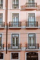 Roze huis in Lissabon | reis fotografie Portugal