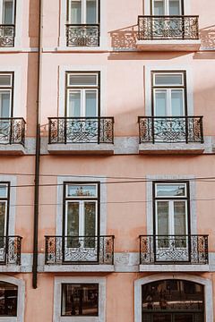 Roze huis in Lissabon | reis fotografie Portugal van Anne Verhees