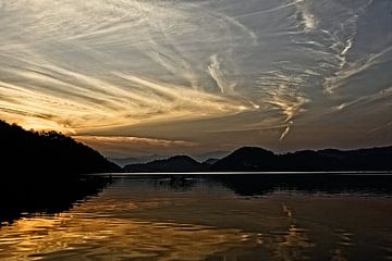 zonsondergang lake begnas van rene schuiling