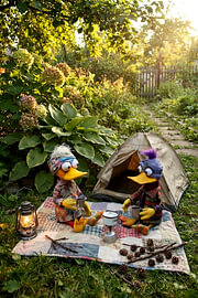 Zwei Entenpuppenkinder machen im Garten Camping