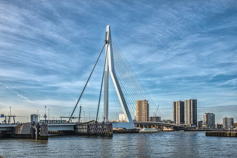 skyline van Rotterdam met de erasmusbrug over de rivier de maas met blauwe lucht van ChrisWillemsen