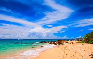 Prachtig strand met wit zand en blauw water van Yevgen Belich