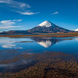Een Landschap met vulkaan die perfect weerspiegelt in een meer van Chris Stenger