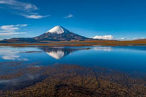 Un paysage avec un volcan qui se reflète parfaitement dans un lac sur Chris Stenger