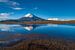 Eine Landschaft mit Vulkan perfekt reflektiert in einem See von Chris Stenger