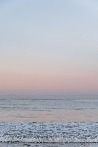 Romantische zonsondergang aan de kust van Marokko