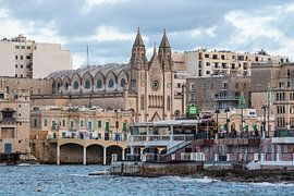 Vakantiedorpje aan de baai in Malta van Werner Lerooy