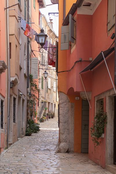 Farben und Charme der Straße am Mittelmeer von Nina Rotim