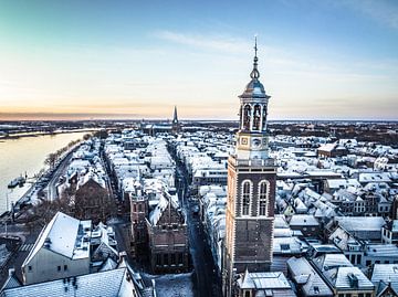 Kampen at the river IJssel during a cold winter sunrise van Sjoerd van der Wal Fotografie