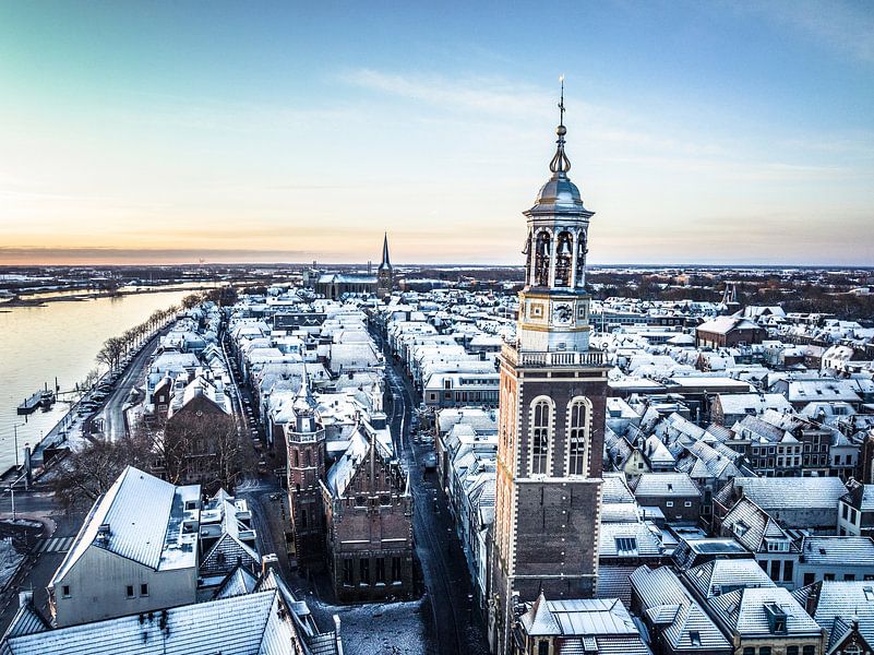 Kampen Stadtansicht am Fluss IJssel während eines kalten Wintersonnenaufgangs von Sjoerd van der Wal Fotografie