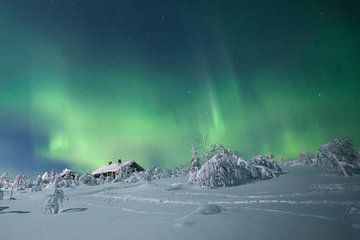 Landschap van Noorderlicht en huis in Finland
