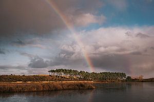 Zonsopkomt met regenboos van Froukje Wilming