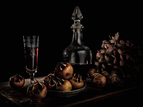 Stilleven met mispels op een zwarte achtergrond van Gerard Wielenga