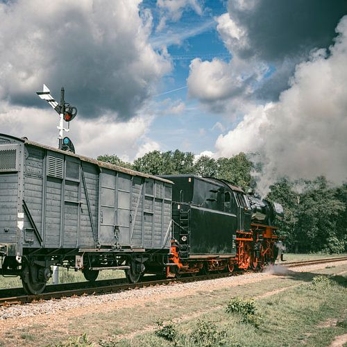 Stoomtrein met rook uit de locomotief
