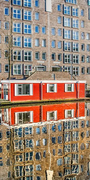 Modern appartementsgebouw en woonboot weerspiegeld in de Leeuwarder stadsgracht von Harrie Muis