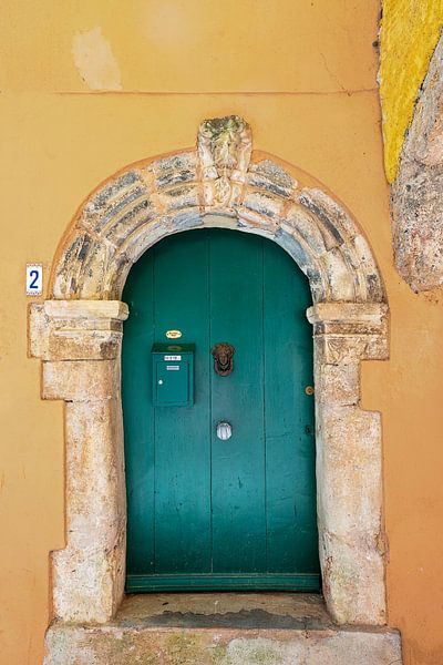 Grünes Tor in gelber Fassade von Anouschka Hendriks
