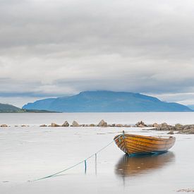 Bootje in fjord Versteralen Noorwegen van Bas Verschoor