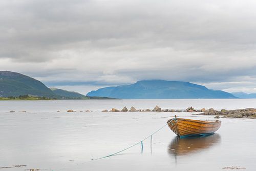 Bootje in fjord Versteralen Noorwegen
