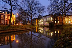 Weerdsingel in Utrecht met de achterzijde van Gezondheidscentrum Binnenstad van Donker Utrecht