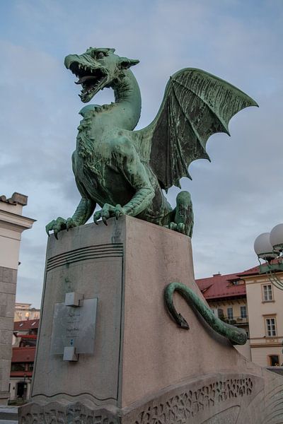 Draak op de drakenbrug in centrum Lubliana, Slovenie van Joost Adriaanse