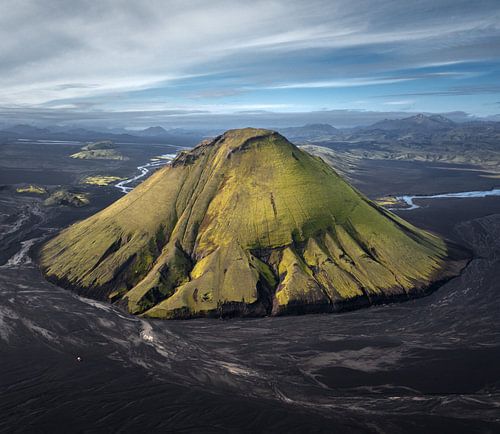 Een groene vulkaan in de hooglanden van Ijsland